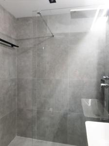 Kopalnica v nastanitvi Azalea Suite - 5 min drive to Piraeus Port