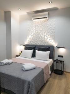 Postel nebo postele na pokoji v ubytování Azalea Suite - 5 min drive to Piraeus Port
