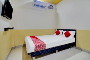 Ένα ή περισσότερα κρεβάτια σε δωμάτιο στο Super OYO Flagship Hotel Vinit Lodging