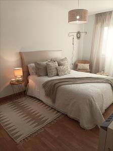 ein Schlafzimmer mit einem großen Bett und einem Fenster in der Unterkunft As Conchas in Vilagarcia de Arousa