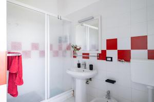 bagno bianco con lavandino e doccia di !!! 2 MIN DALLA SPIAGGIA !!! - Casa Vacanze Coralli a Sciacca