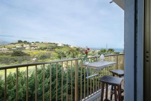 balcone con 2 sedie e tavolo con vista di !!! 2 MIN DALLA SPIAGGIA !!! - Casa Vacanze Coralli a Sciacca