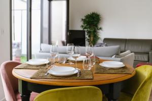 Posezení v ubytování Le Jardinet - parking gratuit dans la résidence - Jardin ensoleillé