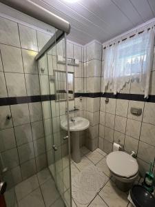 uma casa de banho com um WC e um lavatório em Apto 2 dormitórios em Balneário Camboriú no Balneário Camboriú