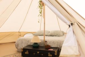 - une chambre avec un lit dans une tente dans l'établissement Aparra Surfcamp Capbreton, à Capbreton