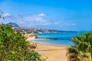een uitzicht op een strand met een stad en de oceaan bij !!! 2 MIN DALLA SPIAGGIA !!! - Casa Vacanze Coralli in Sciacca