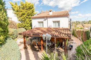 an aerial view of a house with a roof at La Torre: casa perfecta con piscina privada in Pobla de Montornés