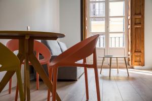 mesa y sillas en una habitación con cama en Siete Monos, en Madrid