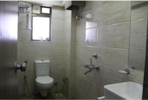 孟買的住宿－HoteL Namaste London Terminal-2，一间带卫生间和水槽的浴室
