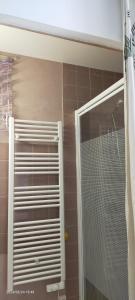 y baño con ducha y puerta de cristal. en Gîte climatisé L'OISELLERIE en Castelnou