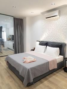 - une chambre avec un lit et un peignoir dans l'établissement Dahlia Suite - 5 min drive to Piraeus Port, au Pirée