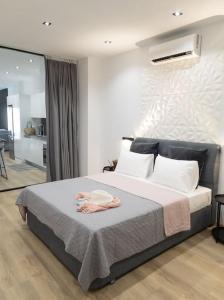 Postel nebo postele na pokoji v ubytování Dahlia Suite - 5 min drive to Piraeus Port