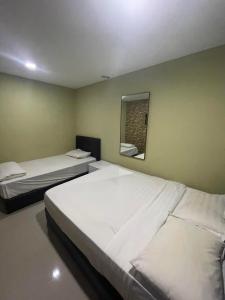 Postel nebo postele na pokoji v ubytování Hotel Global Subang