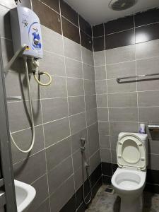 Baño pequeño con aseo y lavamanos en Hotel Global Subang, en Subang Jaya