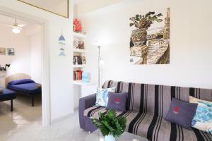 een woonkamer met een bank en een tafel bij !!! 2 MIN DALLA SPIAGGIA !!! - Casa Vacanze Coralli in Sciacca