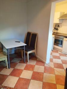 a kitchen with a table and chairs in a room at Paulibude in Hamburg