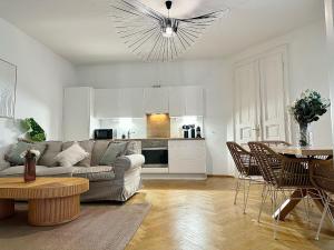 ein Wohnzimmer mit einem Sofa und einem Tisch in der Unterkunft Designer Apartment Near Main Station in Wien
