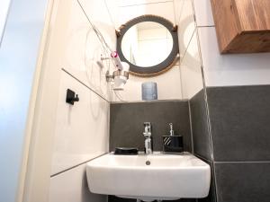y baño con lavabo blanco y espejo. en SR24-Stillvolles gemütliches Apartment 1 in Recklinghausen, en Recklinghausen