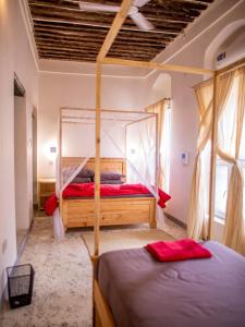 1 Schlafzimmer mit 2 Betten in einem Zimmer in der Unterkunft Firefly Boutique Lodge in Bagamoyo