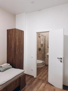 1 dormitorio con 1 cama y baño con ducha en Hotel Dovha, en Leópolis