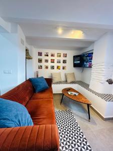 ein Wohnzimmer mit Sofa und Tisch in der Unterkunft Calle Villa Baja Castril in Castril