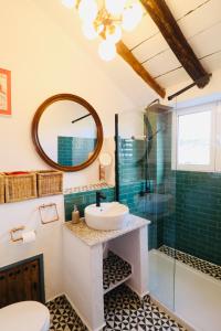 ein Badezimmer mit Waschbecken und Dusche in der Unterkunft Calle Villa Baja Castril in Castril