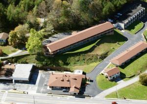 una vista aérea de un edificio escolar con aparcamiento en Budgetel Inn & Suites, en Dillard