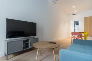 una sala de estar con un sofá y una mesa en Siete Monos, en Madrid