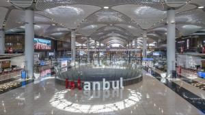 ein großes Einkaufszentrum mit großem Einkaufszentrum in der Unterkunft Med Life Hotel İstanbul Airport in Arnavutköy