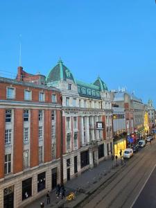 eine Gruppe von Gebäuden in einer Stadtstraße in der Unterkunft Central & Spacious Centre Apt in Dublin