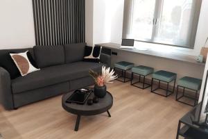 Χώρος καθιστικού στο Camellia Suite - 5 min drive to Piraeus Port