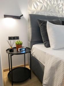 Postel nebo postele na pokoji v ubytování Camellia Suite - 5 min drive to Piraeus Port