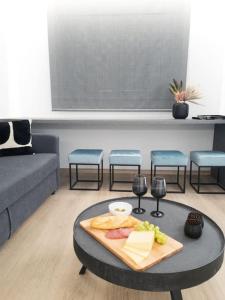 Χώρος καθιστικού στο Camellia Suite - 5 min drive to Piraeus Port