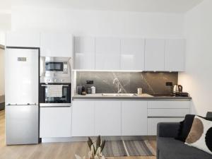 Η κουζίνα ή μικρή κουζίνα στο Camellia Suite - 5 min drive to Piraeus Port