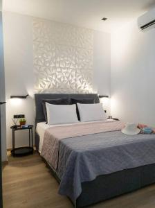 Postel nebo postele na pokoji v ubytování Camellia Suite - 5 min drive to Piraeus Port