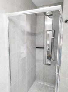Ένα μπάνιο στο Camellia Suite - 5 min drive to Piraeus Port