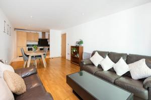 - un salon avec un canapé et une table dans l'établissement Compact 2 Bed Good Transport Links, à Londres