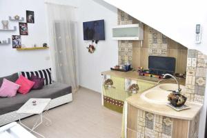 a small living room with a couch and a sink at Dar Sobrina in Tozeur