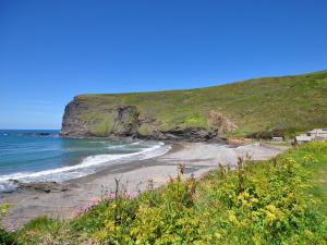 Egloskerryにある1 bed property in Crackington Haven 36500の海のそばの崖のビーチ