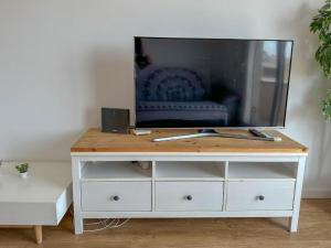 Televisor o centre d'entreteniment de Apartment by the Sea by Hello Homes Sitges