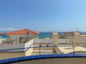 Vom Balkon eines Hauses genießen Sie Meerblick. in der Unterkunft Apartment by the Sea by Hello Homes Sitges in Sitges