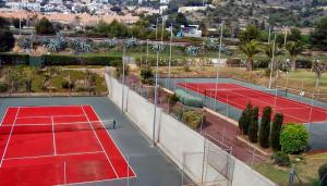 widok z powietrza na dwa korty tenisowe w obiekcie Apartment by the Sea by Hello Homes Sitges w mieście Sitges