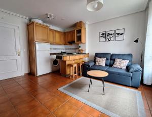 Paseo Costa Vicedo في أو فيسيدو: غرفة معيشة مع أريكة زرقاء وطاولة