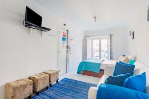 ein Wohnzimmer mit einem Sofa und einem Bett in der Unterkunft Alfama Studios in Lissabon