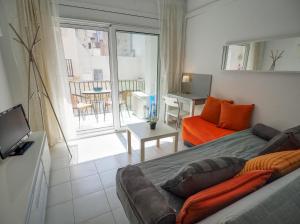 Televízia a/alebo spoločenská miestnosť v ubytovaní Ferdinand Apartment by Hello Homes Sitges