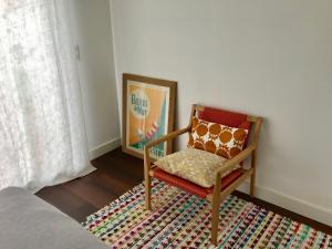 une chaise assise sur un tapis dans une pièce dans l'établissement Appartement entre mer et montagne, à Ustaritz