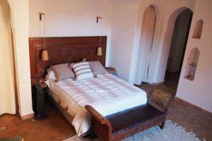1 dormitorio con 1 cama grande en una habitación en Éden Rouge Marrakech en Marrakech