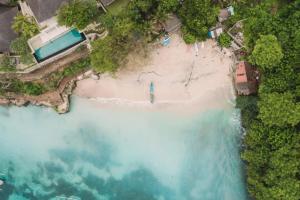 an aerial view of a beach and the ocean at Best Choice Nusa Lembongan in Nusa Lembongan