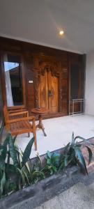 ein Wohnzimmer mit einer Bank und einem Tisch in der Unterkunft Best Choice Nusa Lembongan in Nusa Lembongan