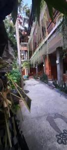an empty courtyard of a building with plants at Best Choice Nusa Lembongan in Nusa Lembongan